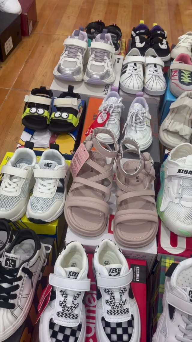 实体店下架童鞋腾库房
