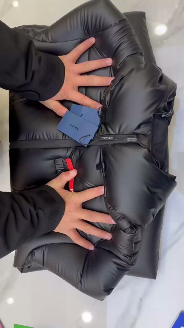 PRADA压胶羽绒有
