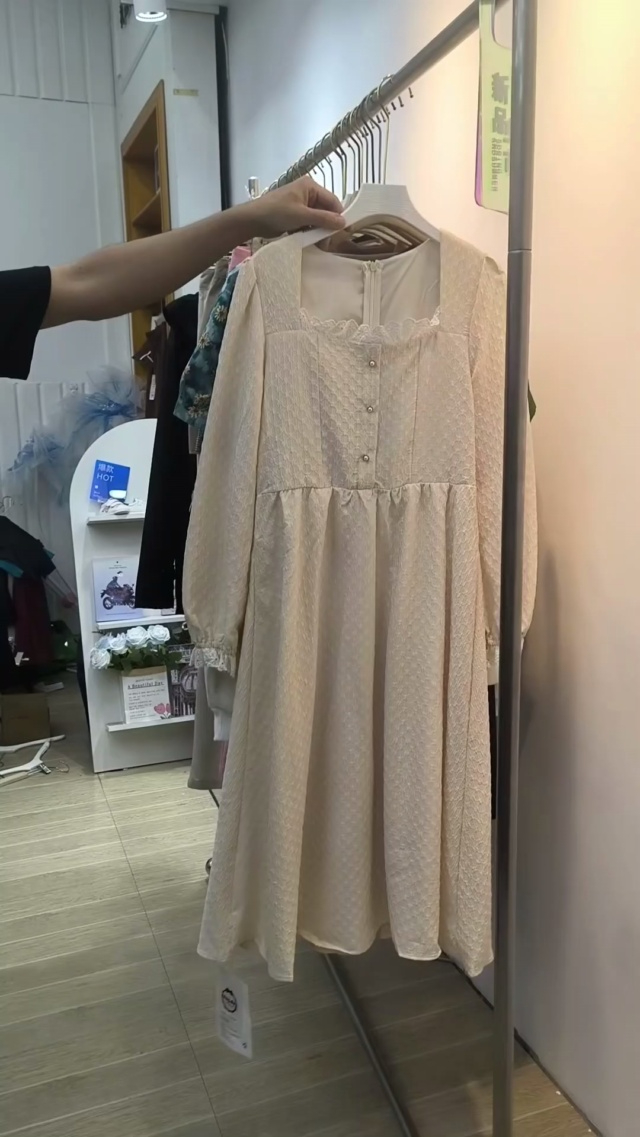 ①  实体店下架一批