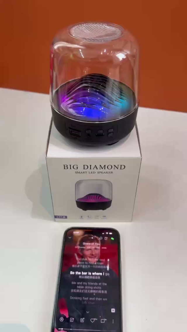 新款的蓝牙音箱，前段