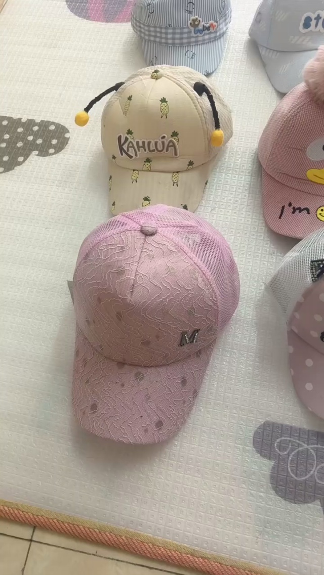三四千个儿童棒球帽。