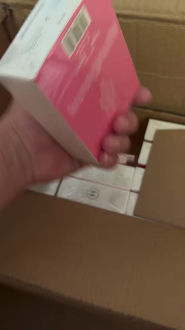 品牌香水有几百瓶  