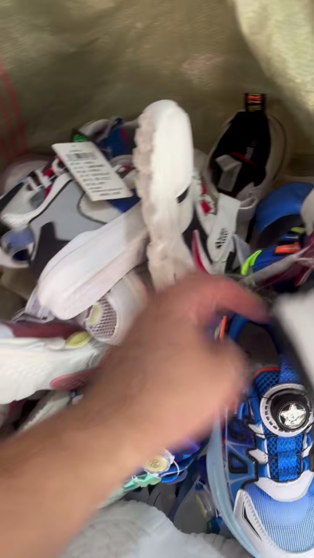 儿童的单网运动鞋15