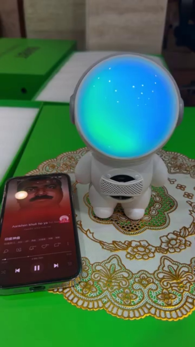 七彩灯光太空人造型蓝