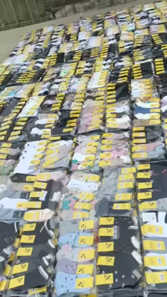 小整单袜子，4万双左