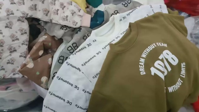 童装店回来一批秋冬款