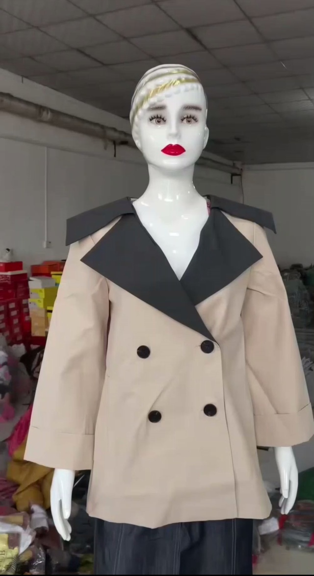 80件女士外套，商场
